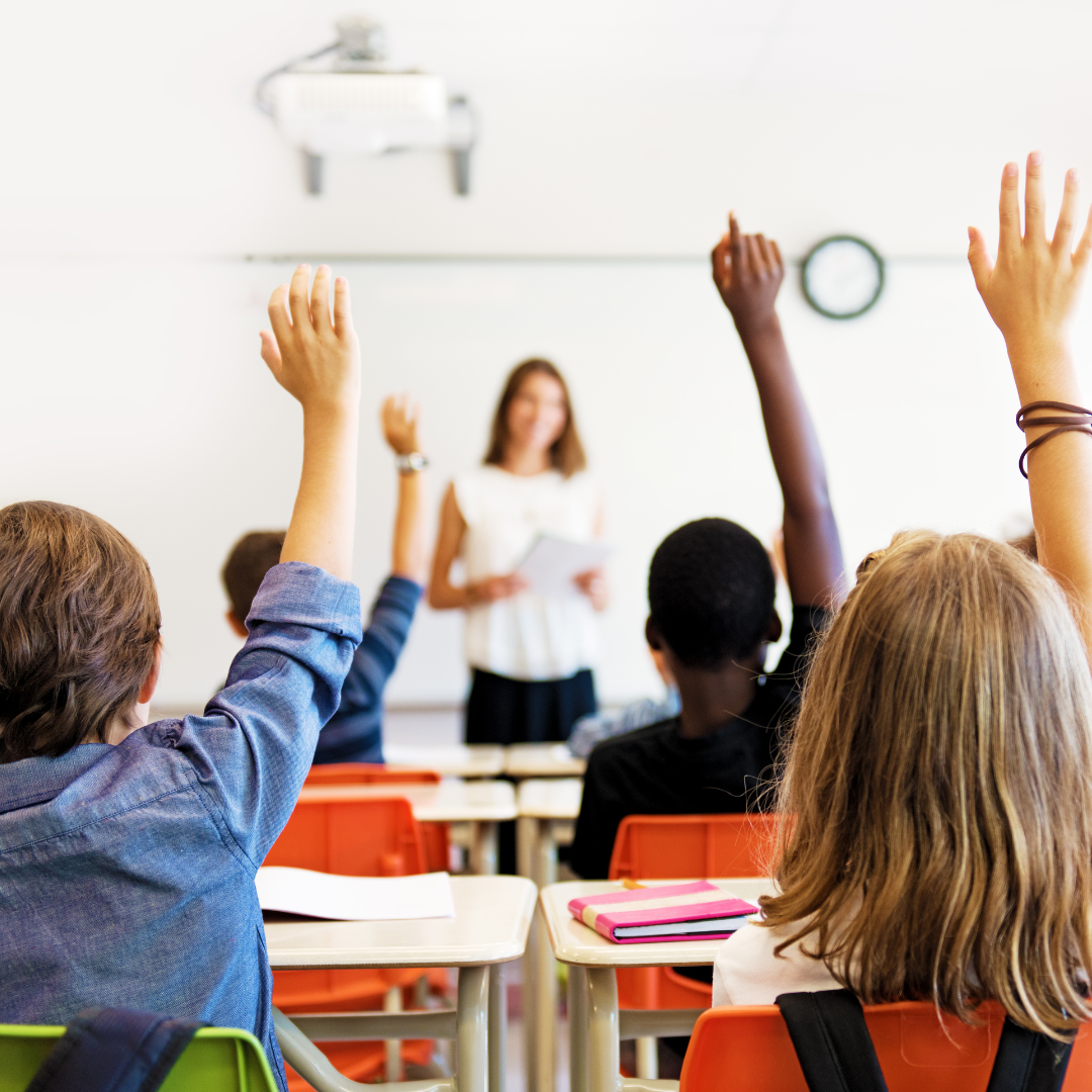 salle de classe - enfants avec les mains en l'air