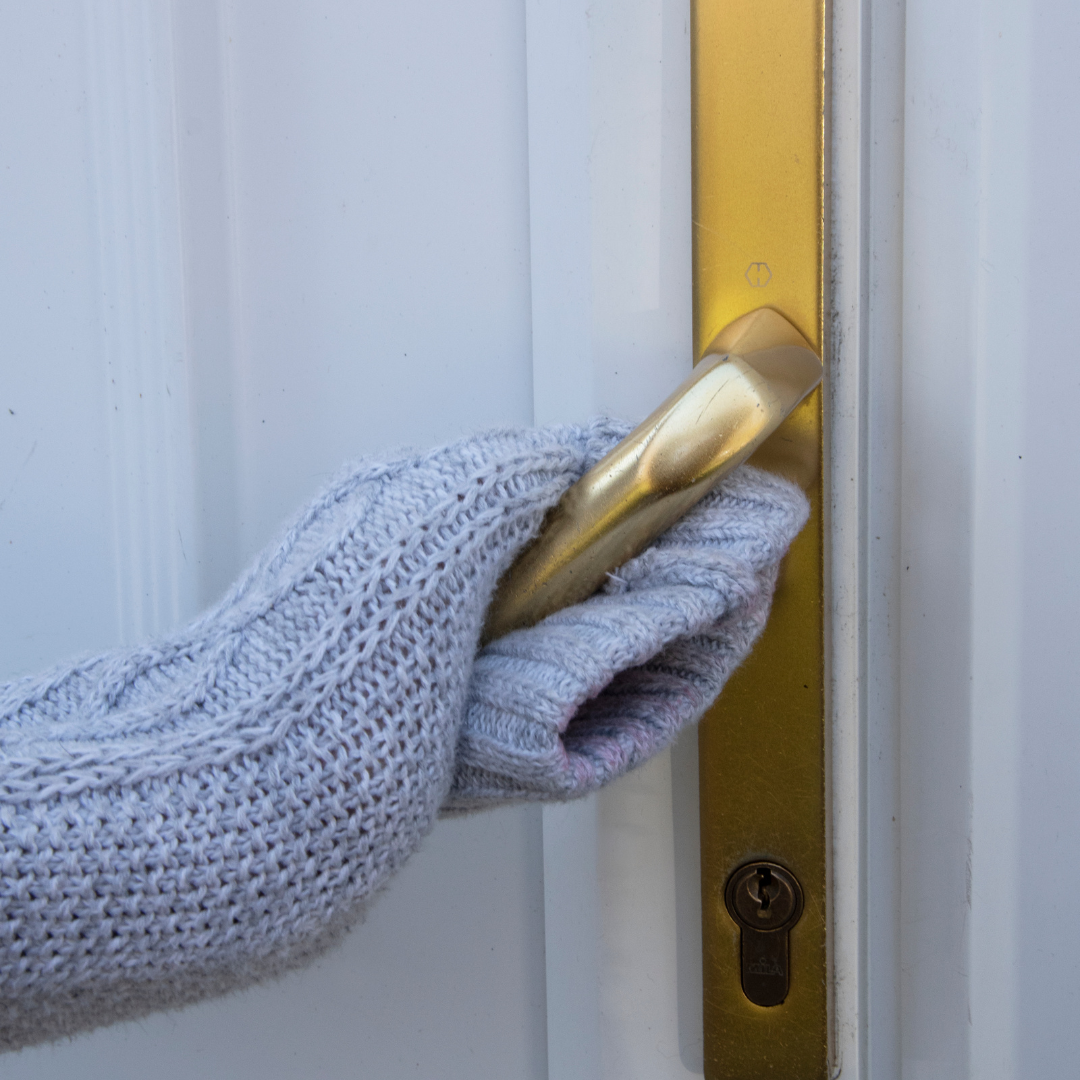 Une personne souffrant de TOC essayant d'ouvrir une porte sans la toucher avec les mains.